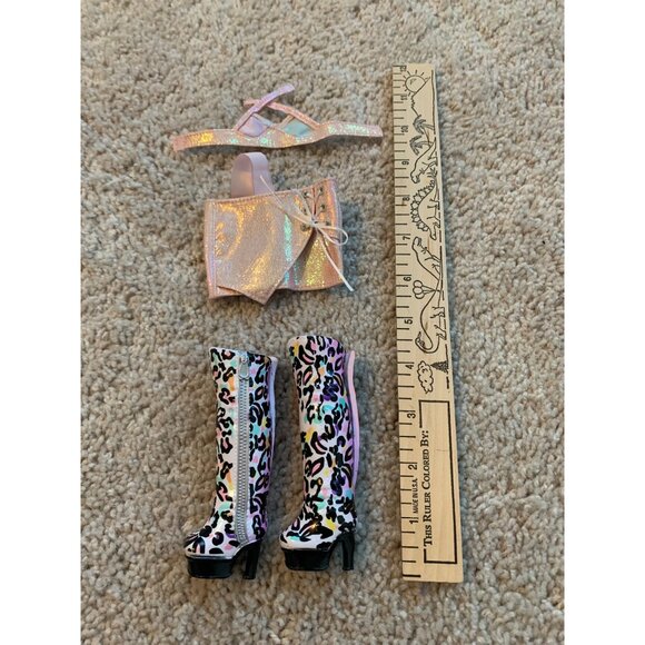 Na! Na! Na! Surprise Doll Clothes Set: Holographic Pink Top & Shorts With Leopar - Picture 3 of 4